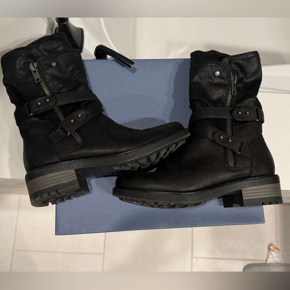 Carlos Santana black ankle boots